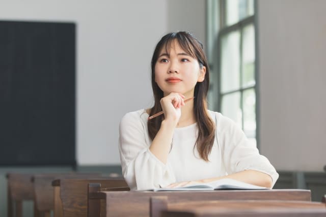 教室で講義を受ける女性